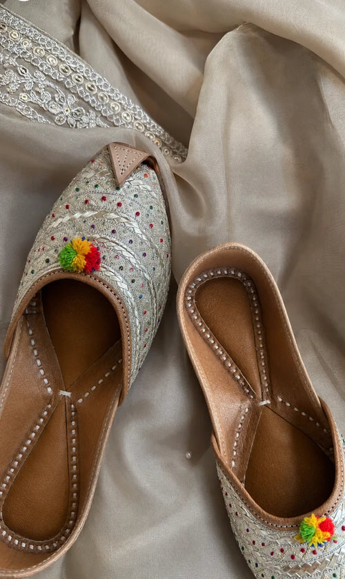 Ivory Multicolor Embroidered Jutti